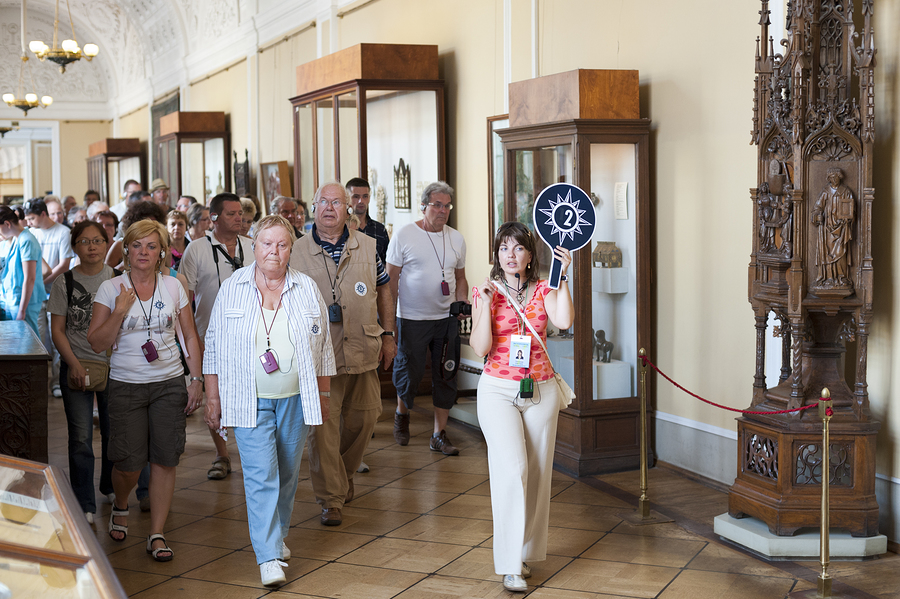 These travel tips for hearing loss can be helpful when you’re joining a guided walking or bus tour.